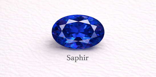 Pierre saphir vue de face, pierre de naissance.